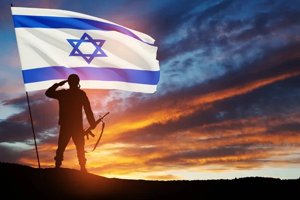 Silueta Soldado Saludando Con Bandera Israel Contra Amanecer Desierto Concepto —  Fotos de Stock