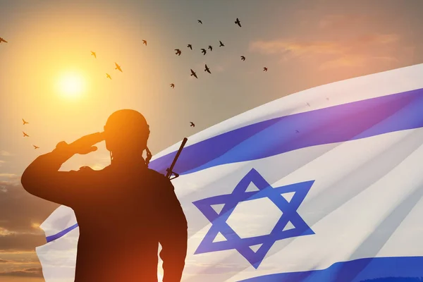 Silhouet Van Soldaten Saluerend Tegen Zonsopgang Woestijn Israël Vlag Concept — Stockfoto