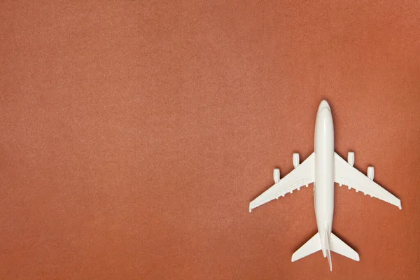 Modelo Avião Plano Branco Sobre Fundo Marrom Conceito Férias Viagem — Fotografia de Stock