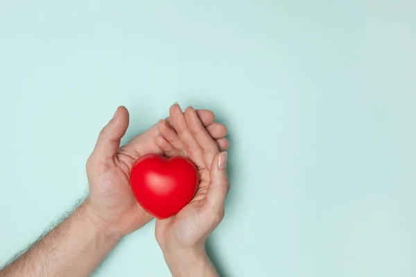 Ręce Mężczyzny Kobiety Trzymające Czerwone Serce Opieka Zdrowotna Darowizna Koncepcja — Zdjęcie stockowe