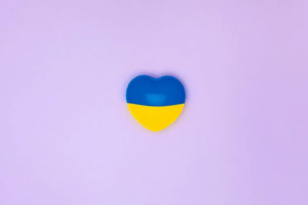 Ulusal Ukrayna Bayrağını Mor Arka Planda Basılı Kalp Düz Yatıyordu — Stok fotoğraf