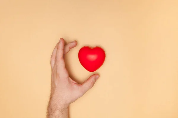 Zdraví Medicína Charitativní Koncept Zblízka Mužská Ruka Malým Červeným Srdcem — Stock fotografie