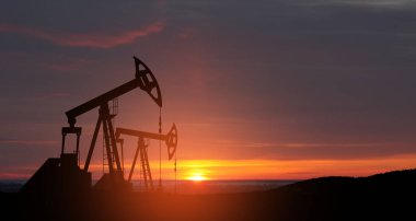 Savaşın yol açtığı petrol fiyatlarındaki değişim. Küresel kriz yüzünden petrol fiyatları artıyor. Çöl petrol sahasında petrol sondaj rayları. Yerden ham petrol üretimi. Petrol üretimi.