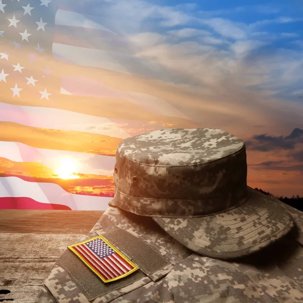 美国军服 在落日的天空背景上的旧木制桌子上有徽章和美国国旗 阵亡将士纪念日的概念 — 图库照片