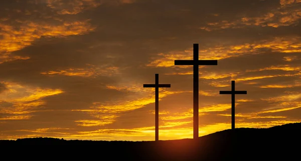 クリスチャンは日の出に屋外の丘を横切ります イエスの復活 コンセプト写真 — ストック写真