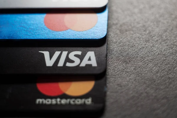 Zbliżenie Kart Kredytowych Visa Mastercard Umieszczone Ciemnym Tle Makro Zdjęcie — Zdjęcie stockowe
