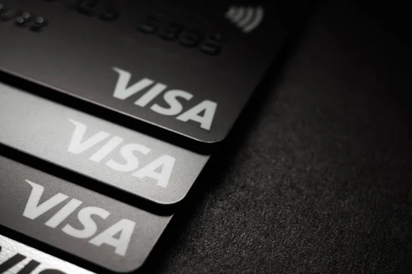 Primer Plano Las Tarjetas Crédito Visa Colocadas Sobre Fondo Oscuro —  Fotos de Stock