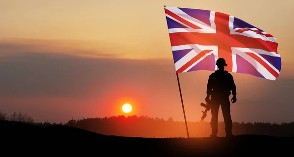 夕日を背景にイギリスの旗を持つ兵士のシルエット ポピーの日 記念の日の挨拶カード イギリスのお祝い — ストック写真