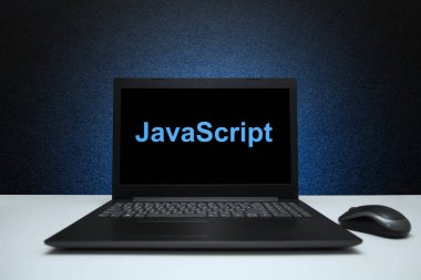 Dizüstü bilgisayardaki JavaScript metni mavi ışıkla desenli siyah arkaplan üzerine. JavaScript programlama dili, bilgisayar kursları, eğitim öğrenin.