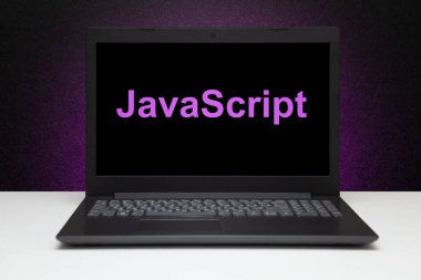 Laptop ekranındaki JavaScript metni mor ışıkla desenli siyah arkaplan üzerine. JavaScript programlama dili, bilgisayar kursları, eğitim öğrenin.