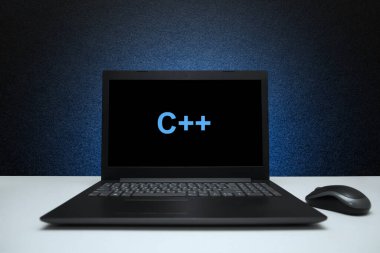 C + metin dizüstü bilgisayar ekranında mavi ışık desenli siyah arkaplan. C + programlama dili, bilgisayar kursları, eğitim öğrenin.