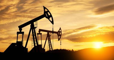 Savaşın yol açtığı petrol fiyatlarındaki değişim. Petrol fiyatları konsepti. Çöl petrol sahasında petrol sondaj rayları. Yerden ham petrol üretimi. Petrol üretimi.