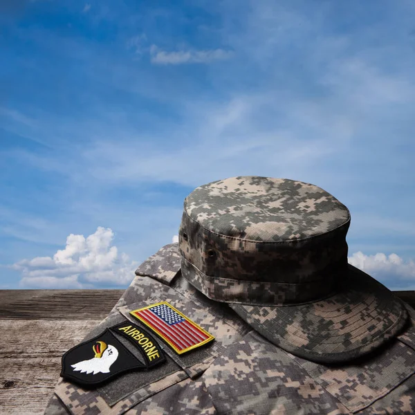Usa Militäruniform Med Insignier Gamla Träbord Blå Himmel Bakgrund Memorial — Stockfoto