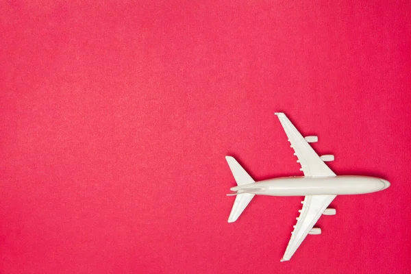 飛行機モデル ピンクの背景に白い飛行機 旅行休暇のコンセプト 夏の背景 フラットレイアウト トップビュー コピースペース — ストック写真