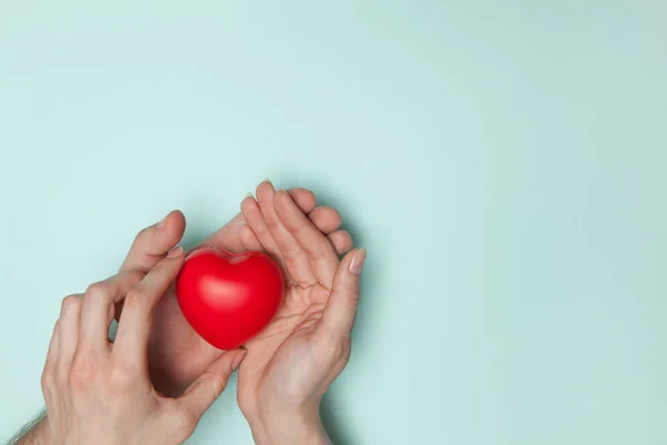 Mãos Homem Mulher Segurando Coração Vermelho Cuidados Saúde Doar Conceito — Fotografia de Stock