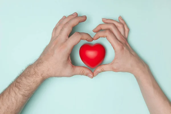 手握红心的男女 医疗保健 捐赠和家庭保险概念 世界心脏日 世界卫生日 企业社会责任 — 图库照片