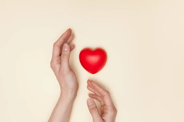Zdrowie Medycyna Miłości Concept Bliska Kobiece Ręce Małe Czerwone Serce — Zdjęcie stockowe