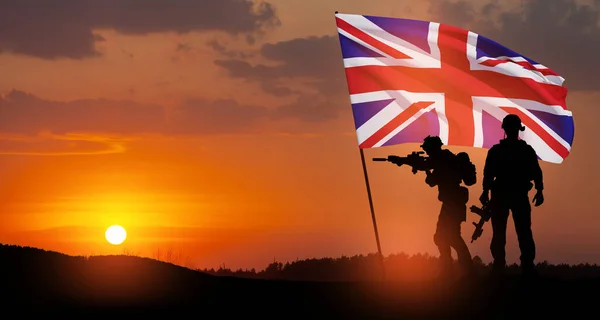 Silhouettes Soldats Avec Drapeau Royaume Uni Sur Fond Coucher Soleil — Photo