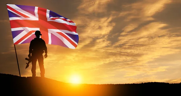 Silueta Vojáka Vlajkou Spojeného Království Pozadí Západu Slunce Pozdrav Den — Stock fotografie