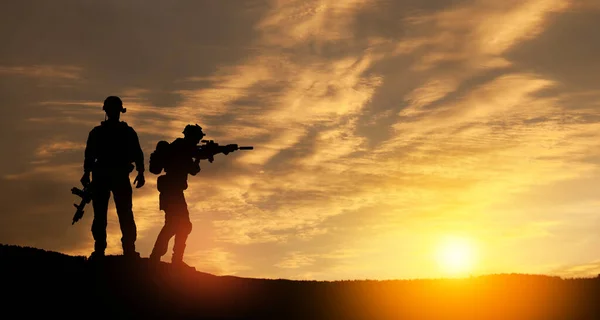 Silhouetten Van Soldaten Tegen Achtergrond Van Een Zonsondergang Wenskaart Voor — Stockfoto