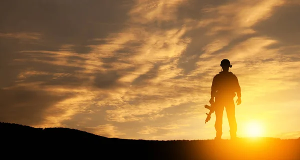 Silhouet Van Een Soldaat Tegen Achtergrond Van Een Zonsondergang Wenskaart — Stockfoto