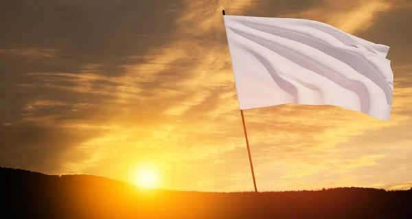 白い旗は 夕日の空に雲で旗竿に風に振っています 白旗は降伏の象徴です — ストック写真