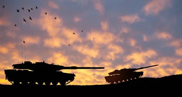 Σιλουέτες Του Στρατού Δεξαμενές Στο Ηλιοβασίλεμα Φόντο Του Ουρανού Στρατιωτικά — Φωτογραφία Αρχείου