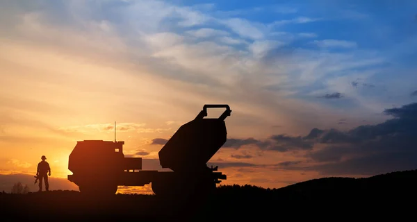 Artillerie Raket Systeem Zijn Gericht Lucht Soldaat Bij Zonsondergang Meerdere — Stockfoto