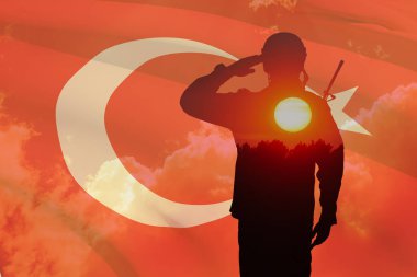Bir askerin siluetini ve gün batımını ya da Türkiye bayrağına karşı güneşin doğuşunu iki kez görmek. Savaş krizi ve çatışmalar kavramı. Türk Silahlı Kuvvetleri Günü için tebrik kartı, Zafer Günü.