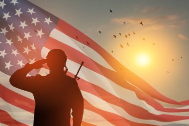 Amerikan askeri, günbatımı, gündoğumu ve Amerikan bayrağını selamlıyor. Gaziler Günü için tebrik kartı, Anma Günü, Bağımsızlık Günü. Amerika kutlaması. - Yakın çekim. 3 Boyutlu Hazırlama.