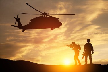 Gün batımının arka planında helikopter ve asker siluetleri. Gaziler Günü için tebrik kartı, Anma Günü, Hava Kuvvetleri Günü. ABD kutlaması.