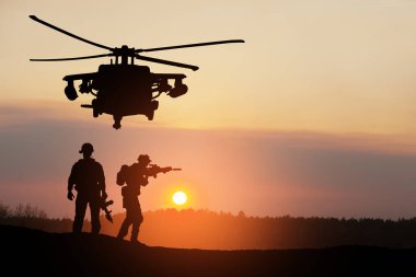 Gün batımının arka planında helikopter ve asker siluetleri. Gaziler Günü için tebrik kartı, Anma Günü, Hava Kuvvetleri Günü. ABD kutlaması.