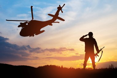Gün batımının arka planında helikopter ve asker siluetleri. Gaziler Günü için tebrik kartı, Anma Günü, Hava Kuvvetleri Günü. ABD kutlaması.