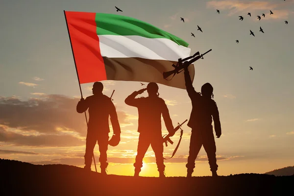 Silhouettes Soldats Avec Drapeau Des Émirats Arabes Unis Contre Coucher — Photo