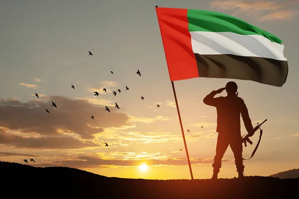 兵士のシルエットは 日没や日の出に対してUaeの旗で敬礼 国民の祝日の概念 記念日 — ストック写真