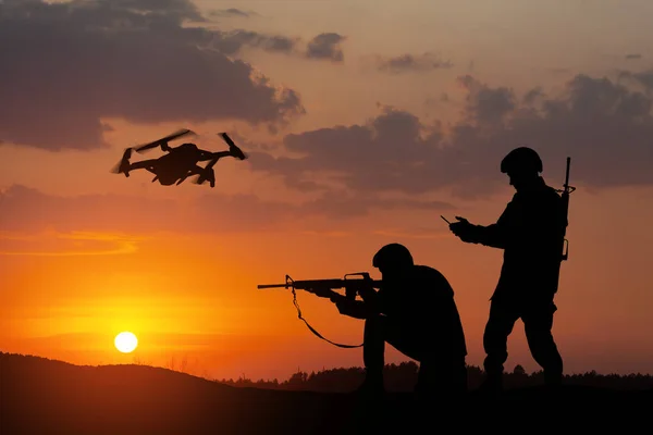 Silhouettes Soldiers Using Drone Laptop Computer Scouting Military Operation Backdrop — Foto de Stock