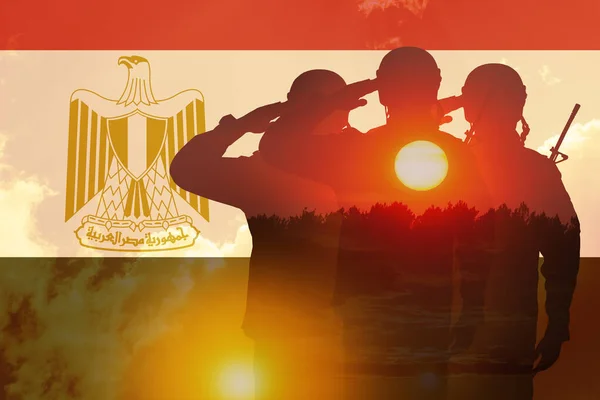 Dupla Expozíció Sziluettek Katonák Naplemente Vagy Napfelkelte Ellen Zászló Egyiptom — Stock Fotó