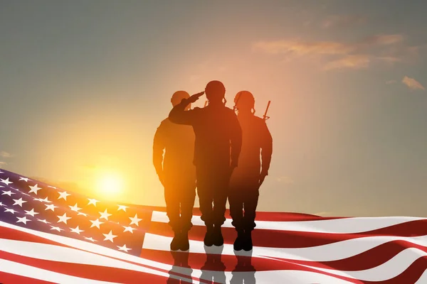 Soldats Armée Américaine Saluant Avec Drapeau Nation Sur Fond Coucher — Photo