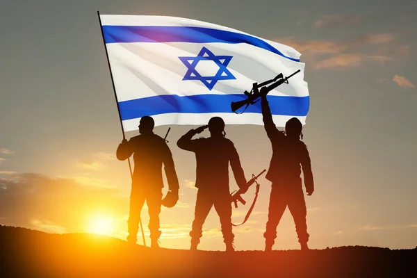 Siluetas Soldados Con Bandera Israel Contra Amanecer Desierto Concepto Fuerzas —  Fotos de Stock