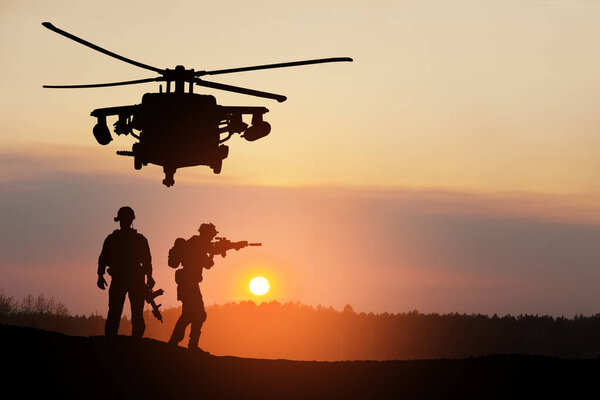 Силуэты вертолета и солдат на фоне заката. Поздравительные открытки на День ветеранов, День памяти, День Военно-воздушных сил. Праздник США.