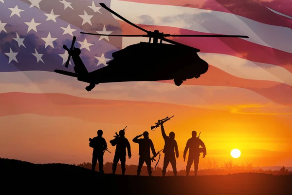 日没を背景にヘリコプターや兵士のシルエット 退役軍人の日 記念の日 空軍の日の挨拶カード アメリカのお祝い — ストック写真