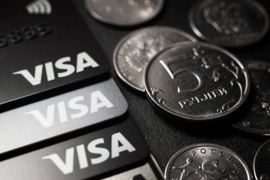 Rus rublesi, MasterCard ve Visa plastik elektronik kart. Rusya 'ya karşı mali yaptırımlar. Rublonun çöküşü. 2022 'de Rusya' da kriz ve yaptırımlar. Moskova, Rusya - 14 Mart 2022.