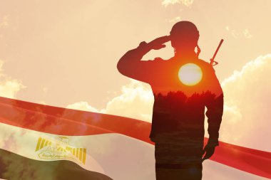 Bir askerin siluetini ve gün batımını ya da Mısır bayrağına karşı güneşin doğuşunu iki kez görmek. Bağımsızlık Günü için tebrik kartı, Anma Günü, Silahlı Kuvvetler Günü, Sina Kurtuluş Günü.