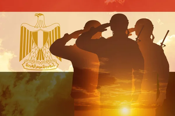 兵士のシルエットと日没やエジプトの旗に対する日の出の二重暴露 独立記念日 記念日 軍隊の日 シナイ解放の日の挨拶カード — ストック写真