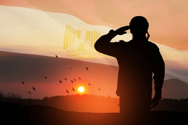 士兵的肖像和日落或日出对着埃及国旗的双重曝光 穿上衣服独立日 阵亡将士纪念日 武装部队日 西奈半岛解放日贺卡 — 图库照片
