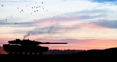Ordu tankının silueti günbatımında gökyüzü arka planında. Askeri makineler..