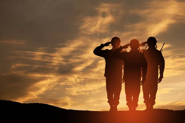 Silhouetten Van Soldaten Saluerend Tegen Achtergrond Van Een Zonsondergang Wenskaart — Stockfoto