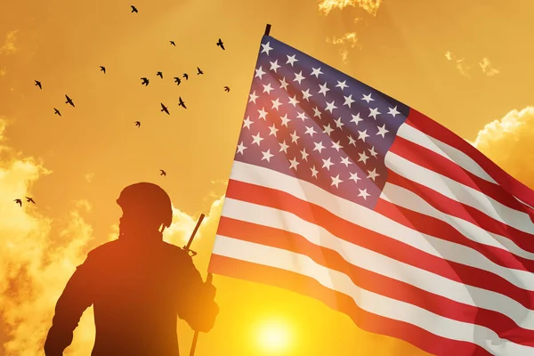 Gün Batımının Arka Planında Amerikan Bayrağı Taşıyan Asker Siluetleri Gaziler — Stok fotoğraf
