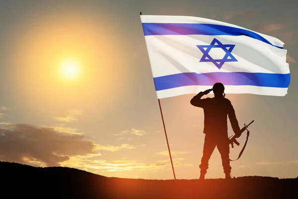 兵士のシルエットは砂漠の日の出に対してイスラエルの旗で敬礼 イスラエルの武装勢力 — ストック写真