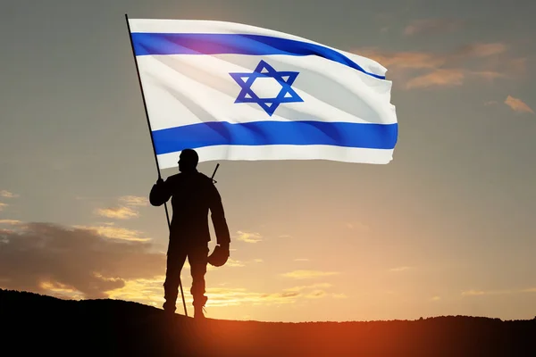 Silueta Soldado Con Bandera Israel Contra Amanecer Desierto Concepto Fuerzas — Foto de Stock